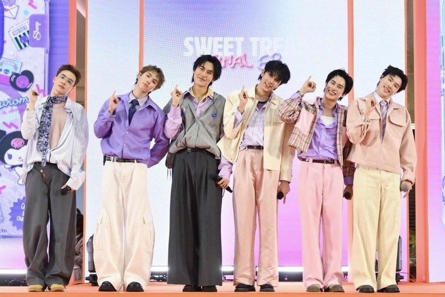SapphicGardenTH's tweet photo. ตี๋ตี๋ - ป๋อ แทคทีม PROXIE และเหล่าคนดัง เปิดโหมดโมเมนต์หวานในงาน "SHEEP SWEET TREAT Final EP"

#SHEEPxTeeTeePor #SHEEPxTTP
#SHEEPxPROXIE #SHEEPxAppleMim
#mookworranit 

ทำเอาโลกออนไลน์แทบแตกตั้งแต่SHEEP เปิดตัว “ตี๋ตี๋ – วันพิชิต นิมิตภาคภูมิ” และ “ป๋อ – ศุภการ จิรโชติกุล” ในฐานะพรีเซ็นเตอร์คู่ล่าสุดของแบรนด์ ร่วมถ่ายทอดคาแรกเตอร์ Kuromi และ My Melody กระแสตอบรับจากแฟน ๆ มาแรงจนแฮชแท็ก SHEEPxTeeTeePor  ขึ้นเทรนด์บน X (Twitter) ถึงอันดับ #4 Worldwide และ #1 Thailand ก่อนที่ทั้งคู่จะมาปรากฏตัวในงานอีเว้นต์เสียอีก  

บรรยากาศงาน“SHEEP SWEET TREAT Final EP.” คึกคักตั้งแต่เช้า เมื่อเหล่าวาวาแฟนๆของ  ตี๋ตี๋ – ป๋อ และชาวUSER ของวง PROXIEพร้อมใจกันมารอเก็บโมเมนต์ของศิลปินคนโปรดกันอย่างคึกคัก  ที่เดอะมอลล์ไลฟ์สโตร์ บางกะปิ เปิดเวทีโดยนายอภินันท์ ตรีรัตน์พิจารณ์ (คุณตุ่ย) Founder & CEO บริษัท ชีพ แก็ดเจ็ต จำกัด  ร่วมกล่าวเปิดงาน   จากนั้นเรียกเสียงเชียร์ด้วยโชว์จาก มุก–วรนิษฐ์ ที่มาร่วมร้องเพลง “เอาปากกามาวง” ก่อนส่งต่อความสนุกให้ แอปเปิ้ล -ลาภิสราและมิ้ม ปัณฑิตา  กับเพลง “เพลงรักเพลงแรก”   ทำเอาแฟนๆ ร่วมร้องตามกันอย่างสนุกสนาน
 
ความสนุกยังต่อเนื่องแบบไม่มีพัก เสียงกรี๊ดสนั่นห้างจากเหล่า USER เมื่อศิลปินวง PROXIE  ทั้ง 6 คนมาพร้อมกับชุดม่วง-ชมพู นำโดย กัน,คิม,โชกุน,กร,อองรีและวิคเตอร์ พร้อมใจกันโชว์ร้องเพลงแบบจัดเต็มบนเวทีหลัก เริ่มจาก เพลง Crazy Love,คนไม่คุย, ไม่รับงับป๋ม, สถานะเบลอ , จีบไม่จบ, ขี้แง  และปิดท้ายด้วยเพลง Bad Shawty สร้างความสนุกและความคึกคักให้กับแฟชั่นโชว์ที่แคทวอล์ค งานนี้จัดให้ชมกันแบบสองจังหวะทั้งเสียงเพลงและแฟชั่น ไปพร้อมๆกัน โดยมีคนดัง นำโดยพั้นรักแมว, มุก-วรนิษฐ์, แอปเปิ้-ลาภิสรา, มิ้ม-ปัณฑิตา และนักแสดงจากซีรีส์ Shades   มาร่วมเดินแฟชั่นสร้างสีสันบนแคทวอล์คเพื่อถ่ายทอดเคสแบรนด์ SHEEP
 
และถึงช่วงที่เหล่าวาวารอคอย เสียงกรี๊ดก็ดังขึ้นอีกครั้ง เมื่อตี๋ตี๋-ป๋อ ปรากฏตัวพร้อมลุคใหม่สุดเฟี้ยวฟ้าวจัดเต็มด้วยสีผมไฮไลท์ สีม่วงและสีชมพู ที่ได้แรงบันดาลใจจากคาแรกเตอร์ Kuromi และ My Melody งานนี้ทั้งคู่มาร่วมเปิดตัวในฐานะพรีเซ็นเตอร์SHEEPคู่ล่าสุด พร้อมเปิดตัวเคสคอลเลกชั่น Kuromi และ My Melody โดยทั้งคู่ ได้พูดถึงคาแรกเตอร์ที่ตัวเองชื่นชอบ เริ่มจาก ตี๋ตี๋ เผยถึง Kuromi ว่า “จริงๆ ชอบ Kuromi มาก ใครที่เป็นแฟนคลับผมจะรู้เลย ที่ผ่านมาก็มีทั้งตุ๊กตาและของที่เป็น Kuromi ที่แฟนๆซื้อมาให้ตลอด ที่ชอบเพราะมีความกวนๆ เท่ๆ ซ่าๆ และมีเอกลักษณ์ไม่เหมือนใคร ยิ่งพอมาอยู่บนเคสSHEEP ยิ่งรู้สึกว่าคาแรกเตอร์เขาชัดมาก เห็นแล้วก็ยิ่งชอบเข้าไปอีก”

ส่วนป๋อ เผยว่า “My Melodyเป็นคาแรกเตอร์ที่เห็นแล้วอารมณ์ดีขึ้นมาเลยครับ  น้องดูอ่อนโยน มองโลกในแง่ดี แล้วก็เป็นพลังบวกให้เราได้ตลอดเวลา พอมาอยู่บนเคสSHEEPก็ยิ่งรู้สึกว่าเหมือนได้พกพลังบวกติดตัวไปด้วย เพราะเป็นสิ่งที่เราใช้และเห็นอยู่กับตัวตลอดครับ ”  
 
จากนั้นทั้งคู่ได้เสริฟ์โมเมนต์คอนเท้นต์ฮิลใจ  ก่อนจะปิดท้ายที่ทำเอาเหล่าวาวาใจบาง เมื่อ ตี๋ตี๋–ป๋อ จับไมค์ร้องเพลง “สิ่งที่แสนดี” และเพลง “not the best but Still good” เรียกได้ว่างาน “SHEEP SWEET TREAT  Final EP.” ครั้งนี้ รวมเอาความสนุกจากเสียงเพลง แฟชั่น และโมเมนต์ของศิลปินคนโปรดมาไว้บนเวทีเดียว จัดเต็มความหวาน ความสนุก และสีสันแบบครบทุกมู้ด
   
เติมความหวานและพกความน่ารักของ  Kuromi และ My Melody จาก SHEEP กันได้ผ่านทั้งหมด 11 สาขาด้วยกัน ร้าน SHEEP Flagship Store  3 สาขา ที่ขายเฉพาะสินค้าแบรนด์ SHEEP เซ็นทรัลเวิลด์,เมกะบางนาและฟิวเจอร์พาร์ครังสิต  ร้าน AppleSheep 8 สาขาที่ขายสินค้าในรูปแบบ Multi-Store โดยจะมีทั้งสินค้าแบรนด์SHEEP และแบรนด์อื่น ๆให้เลือกซื้อ ซึ่งจะมีทั้งสินค้า Gadget และไลฟ์สไตล์ ได้แก่สาขา เดอะมอลล์ไลฟ์สโตร์ บางกะปิ,  ฟิวเจอร์ปาร์ครังสิต ,แฟชั่นไอแลนด์ , เซ็นทรัลลาดพร้าว , เซ็นทรัลรามอินทรา, เซ็นทรัลเวสต์วิลล์ ,  เซ็นทรัลขอนแก่น ,เซ็นทรัลหาดใหญ่ หรือติดต่อช่องทางออนไลน์ได้ที่  https://t.co/OWLeo5pzR8,Line: @applesheep,  Facebook: AppleSheep เคส ipadpro มีที่เก็บปากกา, Instagram: applesheepth, Tiktok: applesheepth