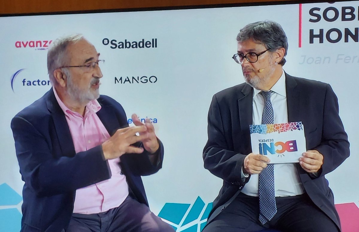 xbarberam's tweet photo. Tarda a la Casa Seat, on en @Joanferrans ha presentat el seu últim llibre, 'Un átomo del Barrio Chino. Años de plomo y Cola Cao'. L'autor recorda els carrers de Ciutat Vella on va viure de nen. Fa bona pinta, l'he comprat i ja tinc ganes de llegir-lo. #CasaSeat #llibres #lectura https://t.co/Vcb7FzWpBJ