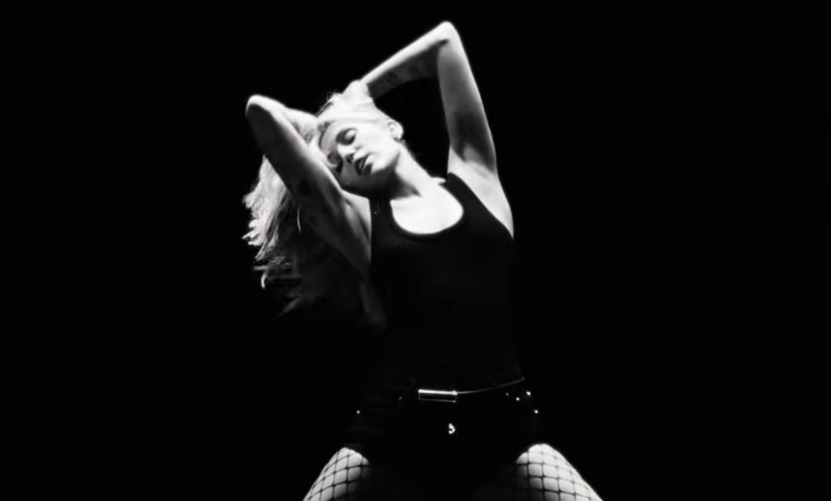 MileySource_FR's tweet photo. 📸 Photos de Miley extraites de son nouveau clip pour Different Religion ! https://t.co/NeiOVNH8oI