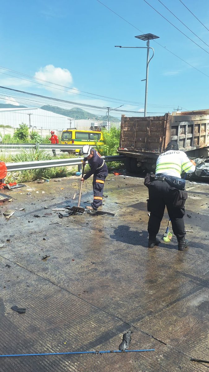 marioduran's tweet photo. Nuestro equipo ya se encuentra atendiendo este lamentable accidente vial entre el paso multinivel Integración y el redondel El Ángel, en sentido hacia Apopa.

Más equipos ya van en camino. Por favor, manejen con precaución y permitan el paso de los cuerpos de emergencia https://t.co/6wG6zGLOGt
