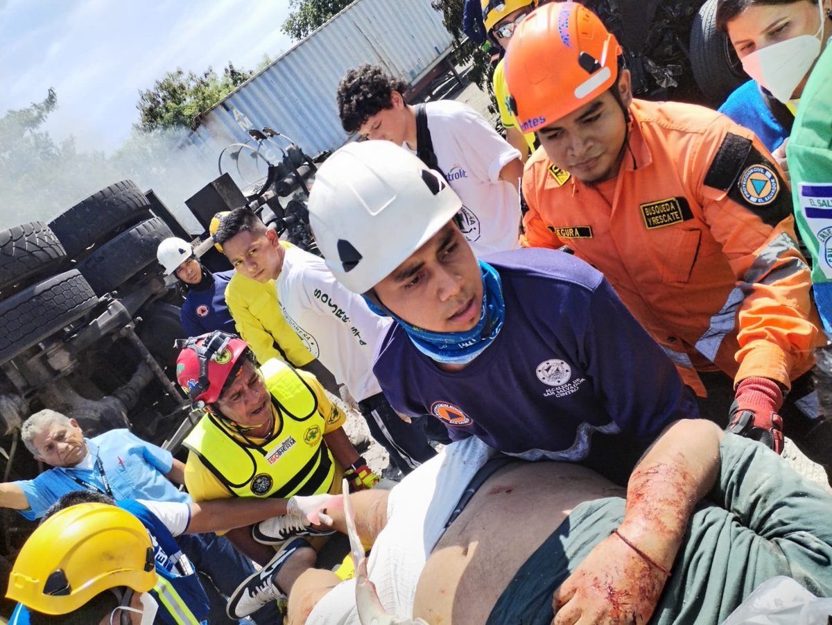 marioduran's tweet photo. Nuestro equipo ya se encuentra atendiendo este lamentable accidente vial entre el paso multinivel Integración y el redondel El Ángel, en sentido hacia Apopa.

Más equipos ya van en camino. Por favor, manejen con precaución y permitan el paso de los cuerpos de emergencia https://t.co/6wG6zGLOGt