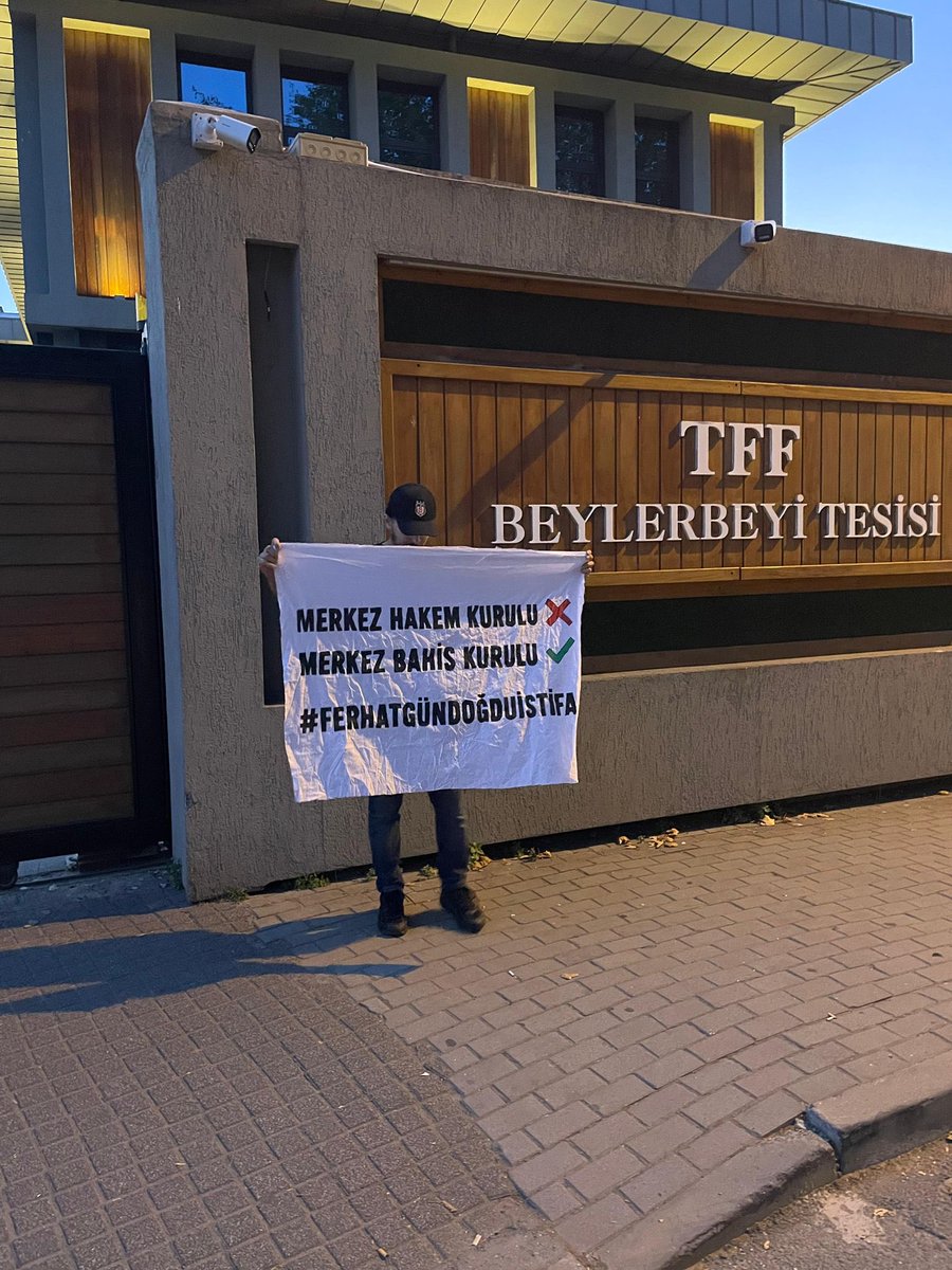 goodfellas1903's tweet photo. İLKEDEN TAVİZ, İNTİHAR DEMEKTİR!

“Bize dokunmayan yılan bin yaşasın, bizden olmayanın sesini keselim, yoluna taş koyalım” anlayışıyla yıllardır sürdürülen düzen, bugün kendi kurduğu düzenin sonuçlarıyla karşı karşıya kaldı! İşin ucu kime dokundu da taşlar yerinden oynadı? Yıllardır dokunulmaz olarak gördüğünüz, hakkında konuşulmasını dahi istemediğiniz isimlere ne oldu da bugün soruşturmaların konusu oldular?

Yıllardır hakkı yenen Beşiktaş’ın ve bu düzenin adaletsizliklerini dile getirenlerin sesine neden kulak asmadınız? Bugün soruşturma konusu olan birçok iddia ve uygulama yıllardır konuşulurken sizi harekete geçmekten alıkoyan neydi?

“Haklının acelesi yoktur” dedik. Bekledik. Sabrettik. Ancak artık haklı olmaktan da sıkıldık.

Bugün ortaya çıkanların yalnızca buzdağının görünen kısmı olduğunun farkındayız. Görünenle yetinmeyeceğiz. Bu süreç, birkaç ismin soruşturulmasıyla sınırlı kalmamalı; yıllardır futbolun adalet ve güven duygusunu zedeleyen bütün iddialar, ilişkiler ve sorumluluklar en ince ayrıntısına kadar araştırılmalıdır.

Kim olursa olsun, makamı ve görevi ne olursa olsun; sorumluluğu bulunan herkes hukuk önünde hesap vermelidir. Gereken yerde istifa da gelmelidir.

Bizim talebimiz intikam değil, ayrıcalık değil; tek talebimiz adalettir…

Buzdağının görünen kısmıyla yetinmeyeceğiz. Altında ne varsa ortaya çıkana, sorumlular hukuk önünde hesap verene kadar da bu mücadele sona ermeyecek!