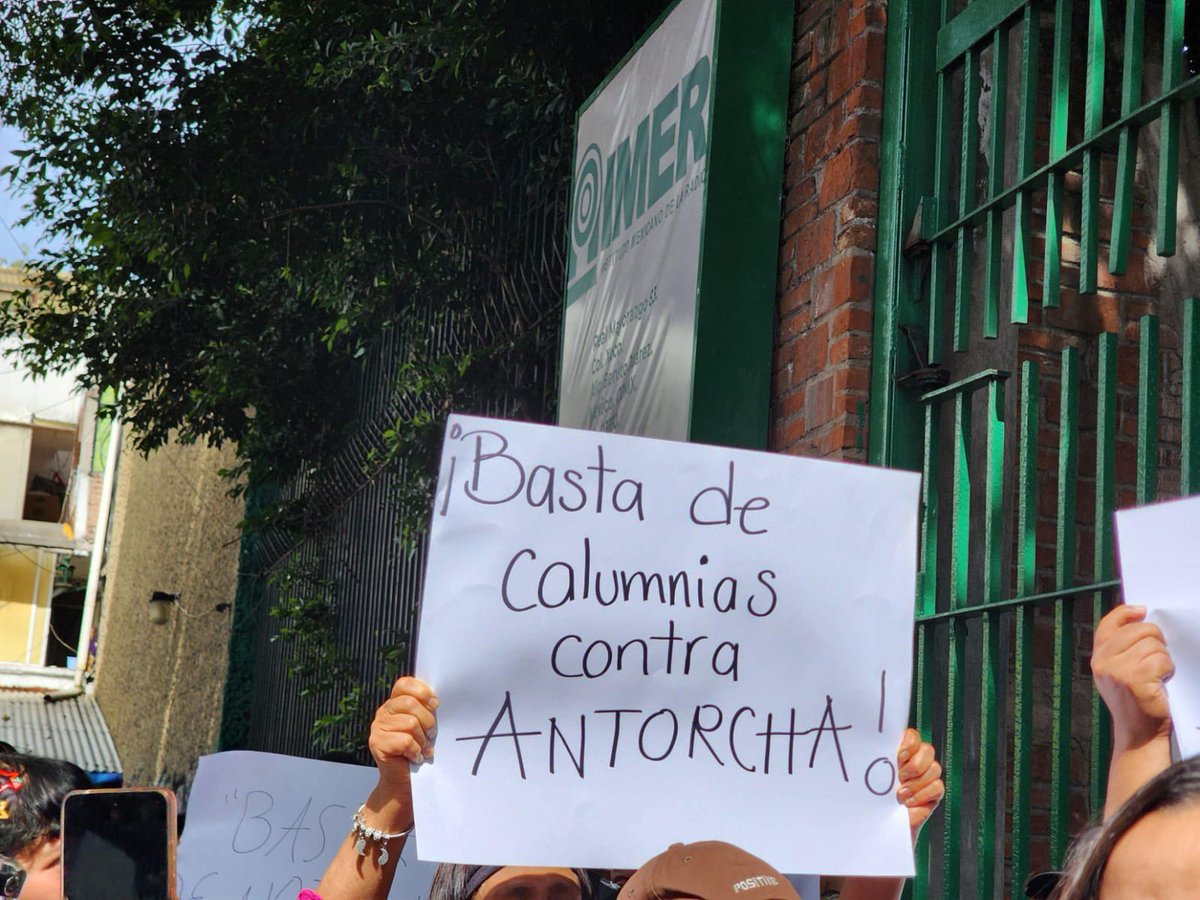 AntorchaOficial's tweet photo. ANTORCHISTAS PROTESTAN ANTE EL @IMER_Noticias; EXIGEN UN ALTO A LAS CALUMNIAS. En estos momentos, una delegación de antorchistas nos manifestamos ante las instalaciones del IMER, para pedir derecho de réplica ante un segmento transmitido hace algunos días donde se nos calumniaba https://t.co/fs9fhvxfCD
