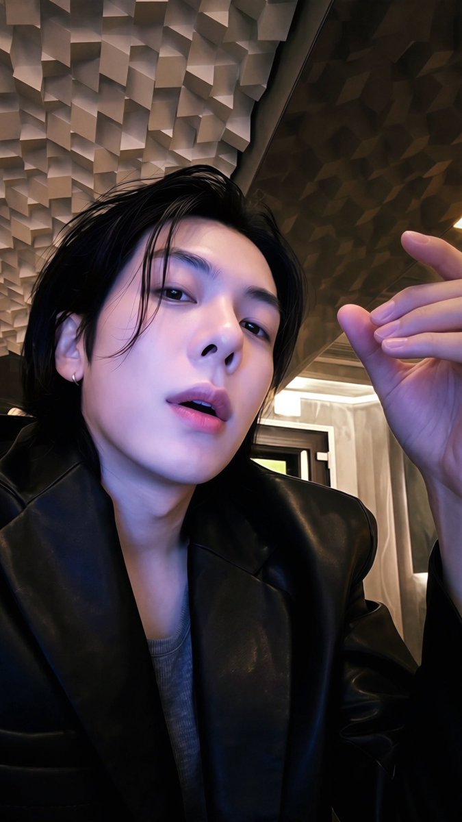 periwink917's tweet photo. pov: he saw him at a bar and fell in love at first sight 💋🍸 #2jh #junjae https://t.co/icKxpI01lS