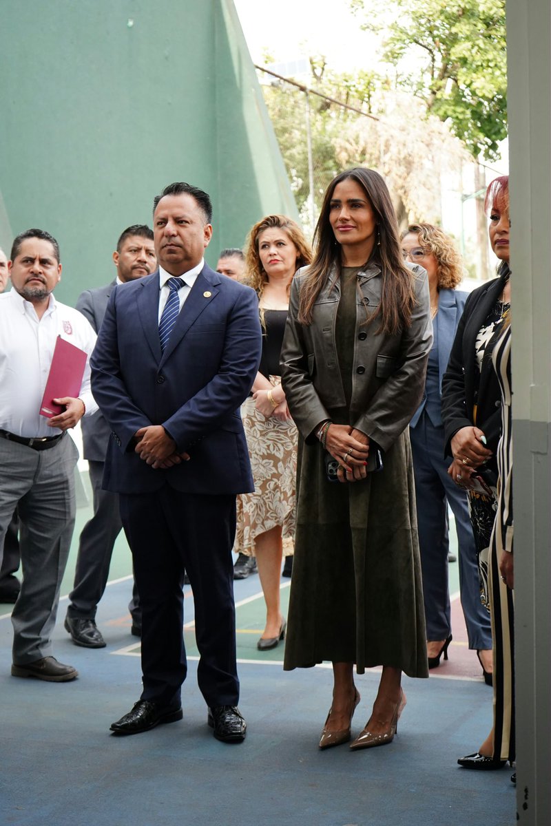 AlessandraRdlv's tweet photo. Hoy recibí una presea que me emociona, pero sobre todo me compromete. ❤️‍🔥

Gracias al CECyT 12 “José María Morelos” y a toda su comunidad por abrirme las puertas.

A las y los jóvenes del Poli les dije algo que quiero que nunca olviden: ese lugar se lo ganaron. Con esfuerzo, desvelos, disciplina y muchas ganas de salir adelante.