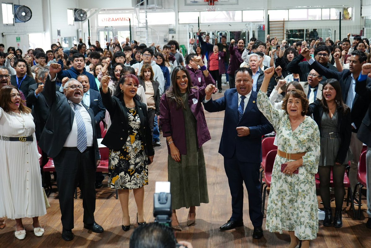 AlessandraRdlv's tweet photo. Hoy recibí una presea que me emociona, pero sobre todo me compromete. ❤️‍🔥

Gracias al CECyT 12 “José María Morelos” y a toda su comunidad por abrirme las puertas.

A las y los jóvenes del Poli les dije algo que quiero que nunca olviden: ese lugar se lo ganaron. Con esfuerzo, desvelos, disciplina y muchas ganas de salir adelante.