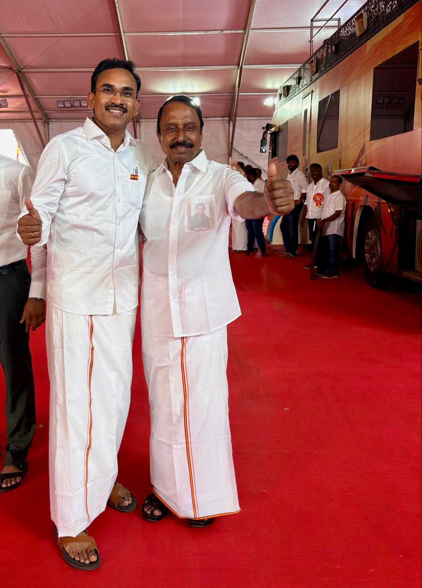 arunraajkg's tweet photo. அனுபவமும், உழைப்பும், மக்கள் தலைவனின் ஆளுமையும் கைகோர்த்த மேடை…

@BussyAnand | @AadhavArjuna | @KASengottaiyan | @AdvocateVenkatP | @TamilanParthib1 | @Balajierodetvk | https://t.co/vMdDMSbeb8