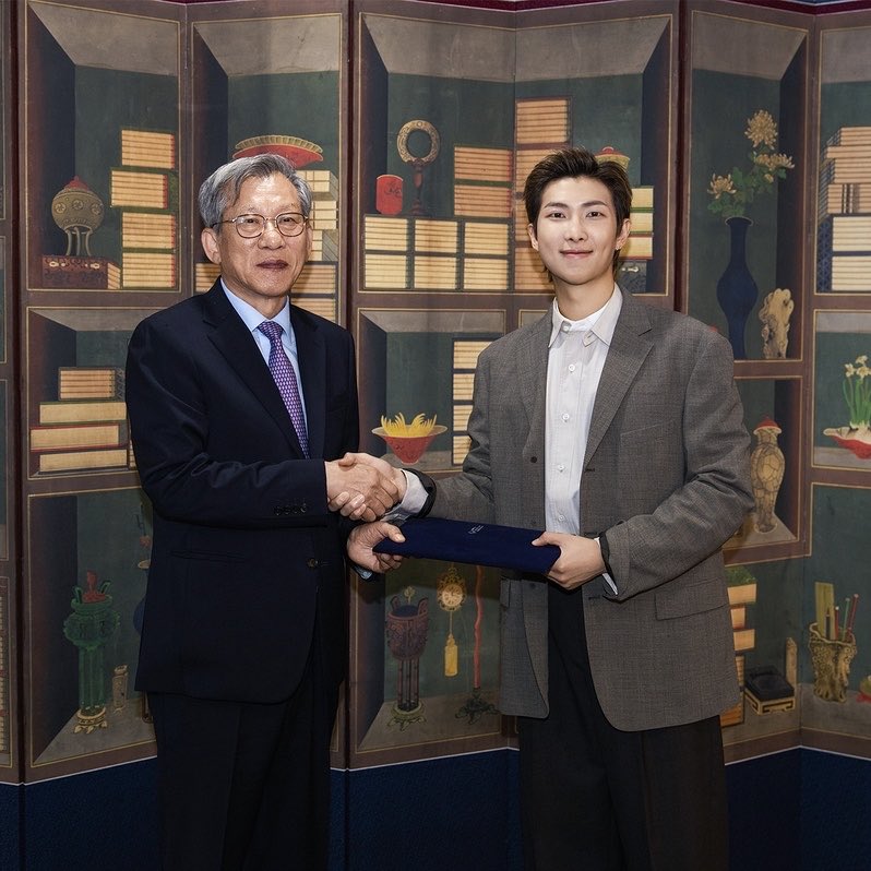 WORLDMUSICAWARD's tweet photo. #RM has donated 100 MILLION won to the National Museum of Korea: “I’m happy to support the museum as its global ambassador. I’ll continue working with the museum to promote Korean culture.” 💪🤴🏻🫴💯Ⓜ️₩🏛️🇰🇷🐐👑💜

NATIONAL MUSEUM AMBASSADOR RM #GlobalAmbassadorRM  
#BTS @BTS_twt https://t.co/Vje4q56UqS