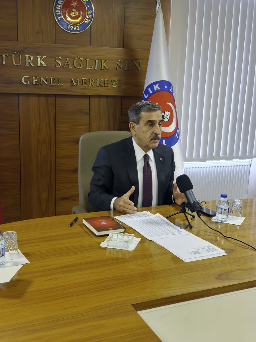 OnderKahveci's tweet photo. Türk Sağlık-Sen 52. Başkanlar Kurulu Toplantımızı, şube başkanlarımız ve il temsilcilerimizin katılımıyla interaktif olarak gerçekleştirdik.

Toplantımızda; üye çalışmalarımızı, sahadaki sendikal faaliyetlerimizi ve önümüzdeki dönemde hayata geçireceğimiz çalışmaları kapsamlı bir şekilde değerlendirdik.

Hedeflerimiz ve yol haritamız üzerine istişarelerde bulunduk.
Türk Sağlık-Sen, gücünü teşkilatından, mücadelesini ise üyelerinden alan büyük bir ailedir. Önümüzdeki süreçte de Türk Sağlık-Sen’i hak ettiği yere hep birlikte, el birliğiyle taşıma kararlılığındayız. Bunun için Genel Merkezimizden şubelerimize, şube yöneticilerimizden işyeri temsilcilerimize kadar tüm teşkilatımızla omuz omuza verecek; gece gündüz demeden sahada olmaya ve sendikal mücadelemizi daha da büyütmeye devam edeceğiz.

Gücümüzü birlik ve beraberliğimizden, azmimizi davamıza olan inancımızdan alarak; Türk Sağlık-Sen’i hep birlikte daha güçlü yarınlara taşıyacağız.