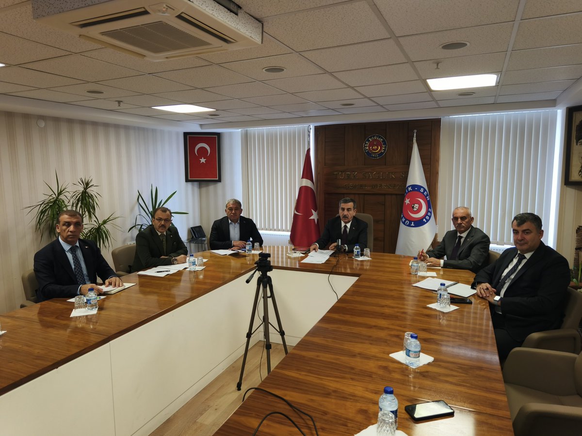 OnderKahveci's tweet photo. Türk Sağlık-Sen 52. Başkanlar Kurulu Toplantımızı, şube başkanlarımız ve il temsilcilerimizin katılımıyla interaktif olarak gerçekleştirdik.

Toplantımızda; üye çalışmalarımızı, sahadaki sendikal faaliyetlerimizi ve önümüzdeki dönemde hayata geçireceğimiz çalışmaları kapsamlı bir şekilde değerlendirdik.

Hedeflerimiz ve yol haritamız üzerine istişarelerde bulunduk.
Türk Sağlık-Sen, gücünü teşkilatından, mücadelesini ise üyelerinden alan büyük bir ailedir. Önümüzdeki süreçte de Türk Sağlık-Sen’i hak ettiği yere hep birlikte, el birliğiyle taşıma kararlılığındayız. Bunun için Genel Merkezimizden şubelerimize, şube yöneticilerimizden işyeri temsilcilerimize kadar tüm teşkilatımızla omuz omuza verecek; gece gündüz demeden sahada olmaya ve sendikal mücadelemizi daha da büyütmeye devam edeceğiz.

Gücümüzü birlik ve beraberliğimizden, azmimizi davamıza olan inancımızdan alarak; Türk Sağlık-Sen’i hep birlikte daha güçlü yarınlara taşıyacağız.
