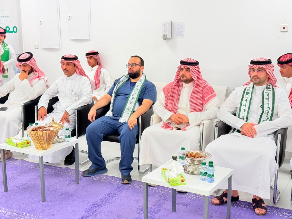 HBHCluster's tweet photo. احتفاءً باليوم الوطني السعودي، يجسّد منسوبو مركز الأسنان التخصصي بالعزيزية ، مشاعر الاعتزاز بالوطن، والفخر بمسيرته ومنجزاته، تأكيدًا لقيم الولاء والانتماء، واستمرارًا لمسيرة العطاء في خدمة الوطن والمجتمع ، حيث تضمن الحفل على العديد من الفقرات منها العرضة السعودية ، وذلك بالبهو الرئيسي للمركز 🇸🇦
#تجمع_حفرالباطن_الصحي
#عزنا_بطبعنا
#اليوم_الوطني_السعودي