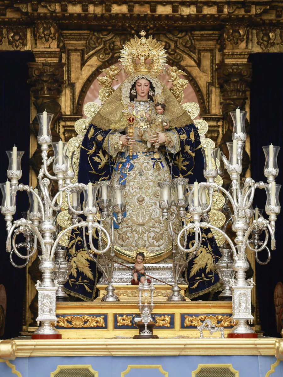 Hdaddebelen's tweet photo. 𝐑𝐎𝐒𝐀𝐑𝐈𝐎 𝐃𝐄 𝐋𝐀 𝐀𝐔𝐑𝐎𝐑𝐀. 𝟒 𝐃𝐄 𝐎𝐂𝐓𝐔𝐁𝐑𝐄.
La Virgen de Belén ya preside el presbiterio sobre las andas, a falta de flores, en las que será trasladada D.M. a la Iglesia Parroquial el próximo domingo 4 de octubre a las 10.00h mientras se reza el Santo Rosario. https://t.co/nR4IlE7Uaj