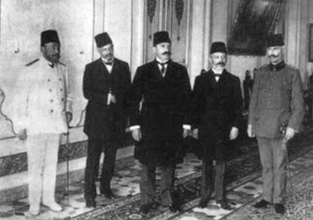 NuhAlbayrak's tweet photo. İttihatçıların önce Selanik sonra İstanbul Mebusu yaptığı ve Abdülhamid Han'a darbeyi tebliğ eden (👇soladan ikinci eli böğründe) Emanuel Carasso'nun, “Sultan Hamid’e 5 milyon altın vererek yaptıramadığımız işi, İttihatçılara 400 bin liraya yaptırdık” dediği "iş" neydi acaba?
🔻🔻🔻
İsrail belasının sorumlusu İttihatçılardır
https://t.co/YmJDbECCop