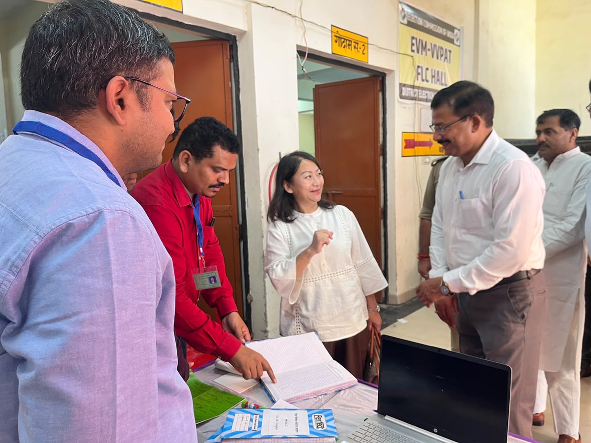 DMBahraich's tweet photo. भारत निर्वाचन आयोग द्वारा नामित ईवीएम नोडल अधिकारी सुश्री एथेल रोथांगपुई ने डीएम राजेश कुमार पाण्डेय के साथ जिला निर्वाचन कार्यालय का निरीक्षण कर आगामी विधानसभा सामान्य निर्वाचन-2027 के प्रयोगार्थ ईवीएम एवं वीवीपैट के एफएलसी कार्य तथा ईवीएम व वी.वी. पैट की सुरक्षा का लिया जायजा। @ceoup  @ChiefSecyUP @UPGovt