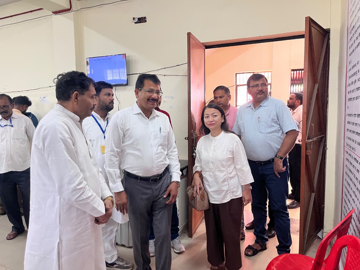 DMBahraich's tweet photo. भारत निर्वाचन आयोग द्वारा नामित ईवीएम नोडल अधिकारी सुश्री एथेल रोथांगपुई ने डीएम राजेश कुमार पाण्डेय के साथ जिला निर्वाचन कार्यालय का निरीक्षण कर आगामी विधानसभा सामान्य निर्वाचन-2027 के प्रयोगार्थ ईवीएम एवं वीवीपैट के एफएलसी कार्य तथा ईवीएम व वी.वी. पैट की सुरक्षा का लिया जायजा। @ceoup  @ChiefSecyUP @UPGovt