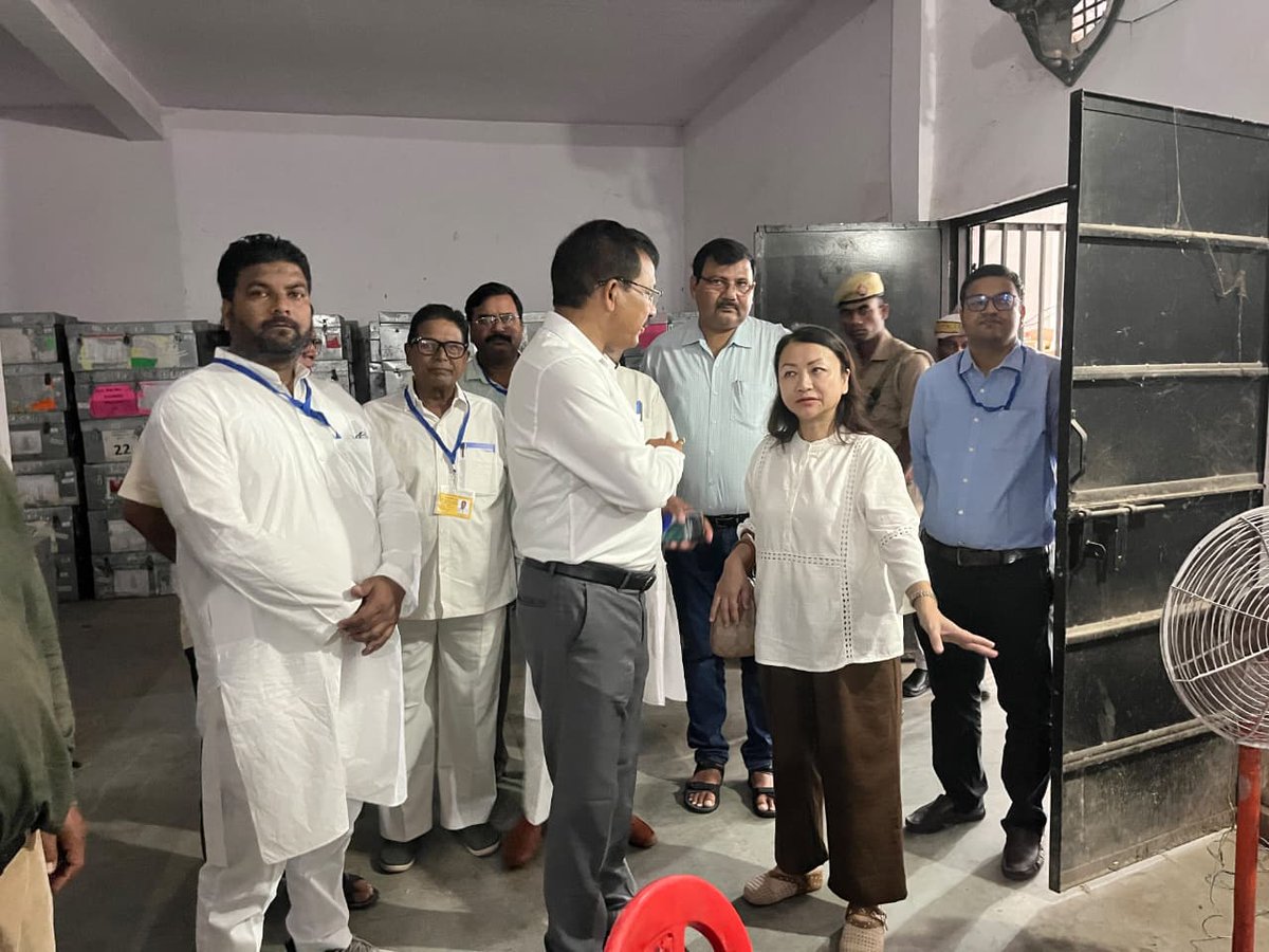 DMBahraich's tweet photo. भारत निर्वाचन आयोग द्वारा नामित ईवीएम नोडल अधिकारी सुश्री एथेल रोथांगपुई ने डीएम राजेश कुमार पाण्डेय के साथ जिला निर्वाचन कार्यालय का निरीक्षण कर आगामी विधानसभा सामान्य निर्वाचन-2027 के प्रयोगार्थ ईवीएम एवं वीवीपैट के एफएलसी कार्य तथा ईवीएम व वी.वी. पैट की सुरक्षा का लिया जायजा। @ceoup  @ChiefSecyUP @UPGovt