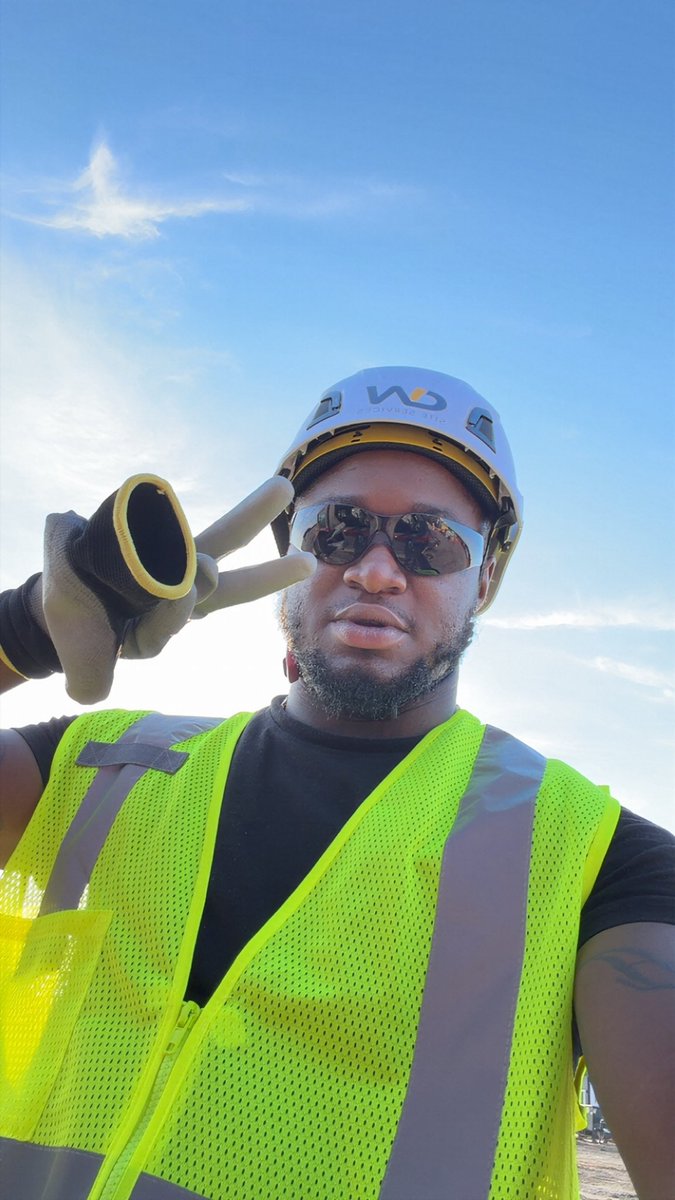 8LTeeJay's tweet photo. I Can Do Both 👷🏾‍♂️🕺🏿 #BlueCollar Boy Business First 💯‼️ https://t.co/XCl0O6PgJV