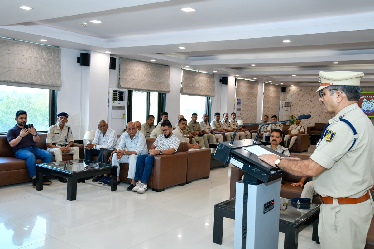 crpfindia's tweet photo. Celebrating a Distinguished Journey of Service

Insp/Min Ashok Kumar was accorded a warm farewell by DG, CRPF, Shri @gpsinghips, along with senior officers, at Force HQ, on the completion of more than 35 years of dedicated service to the Force.

Insp/Min Ashok Kumar joined CRPF in 1990 as Ct/GD and, after successfully passing the Departmental Examination, was appointed as ASI/Min in July 2000. He served with utmost dedication across various parts of the country, including J&K, Uttar Pradesh, Arunachal Pradesh, Assam and Odisha, at various ranks.

His distinguished service was recognised with the Ati Utkrisht Seva Medal and DG’s Commendation Certificate on multiple occasions.

CRPF salutes his exemplary service and steadfast dedication to the Force and the Nation, and extends its best wishes to him for good health, happiness and a fulfilling journey ahead.

#NationFirst
#Vandematram150 
#MissionNaxalMuktBharat2026
@gpsinghips
@crpf_j
@CentralZoneCrpf
@northeast_zone
@southzone_hyd