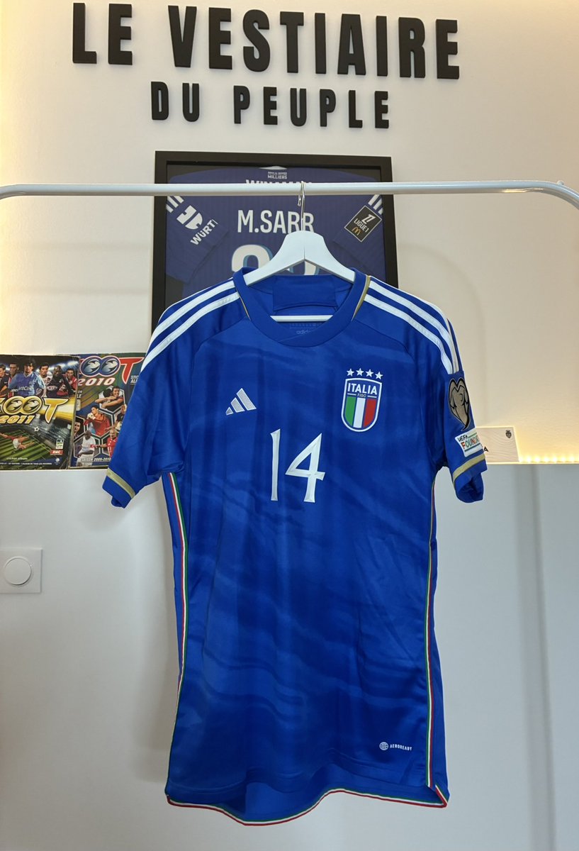 JoueursItalia's tweet photo. @Levestdupeuple c’est la volonté de rendre les maillots authentique accessibles à tous ! Pour l’occasion on vous offre un maillot de l’Italie floqué Chiesa (taille unique M)

RT + follow nos 2 comptes pour participer, TAS mercredi prochain bonne chance ! 🍀 https://t.co/UkN8OFngLu