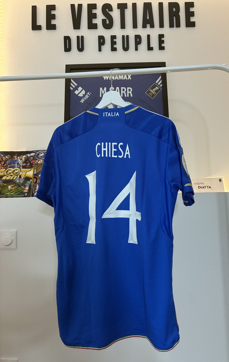 JoueursItalia's tweet photo. @Levestdupeuple c’est la volonté de rendre les maillots authentique accessibles à tous ! Pour l’occasion on vous offre un maillot de l’Italie floqué Chiesa (taille unique M)

RT + follow nos 2 comptes pour participer, TAS mercredi prochain bonne chance ! 🍀 https://t.co/UkN8OFngLu