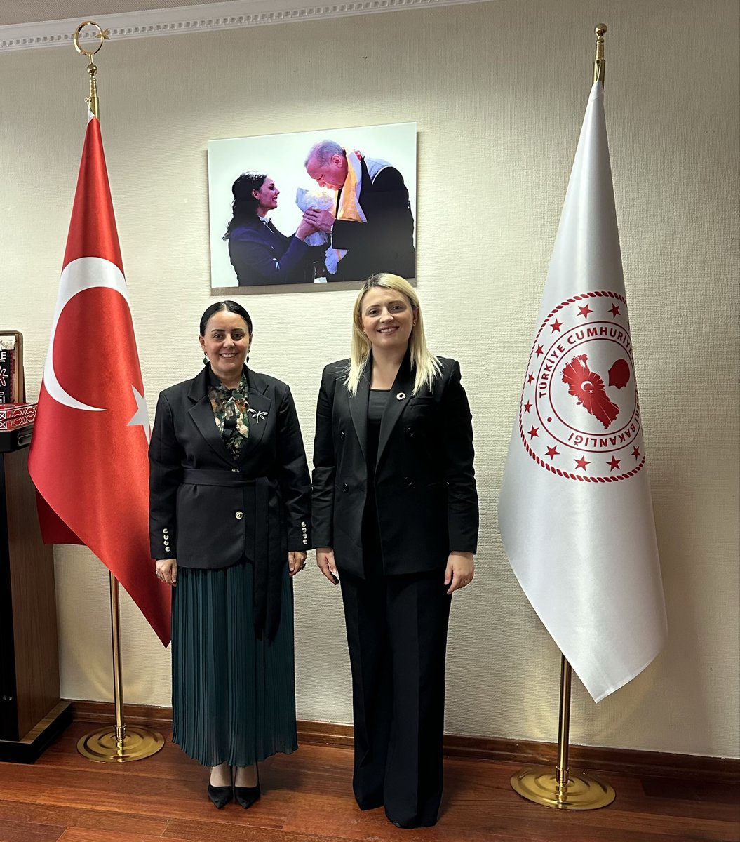 hatice_atan73's tweet photo. 📌 AK Parti Osmaniye İl Başkanı Mehmet Sadi Binboğa
📌 Yerel Yönetimler Başkanı Piran Akyüz
📌 Türk Devletleriyle İlişkiler Başkanı Mehmet Ali Aşlamacı 
📌 Kırklareli İl Kadın Kolları Başkanı Canan Erol Genim ile Bakanlığımız da bir araya geldik.

Sokak sokak, kapı kapı dolaşarak sahada büyük bir gayret ve özveriyle çalışan teşkilat mensuplarımız, AK davamızın esas gücüdür.

Milletimize hizmet etme heyecanıyla gecesini gündüzüne katan tüm yol arkadaşlarımıza gönülden teşekkür ediyorum.

Rabbim birlik, beraberlik ve kardeşliğimizi daim eylesin.

@sadibinboga
@PiranAkyuz
@Mhmtaslmac32
@cananerol4