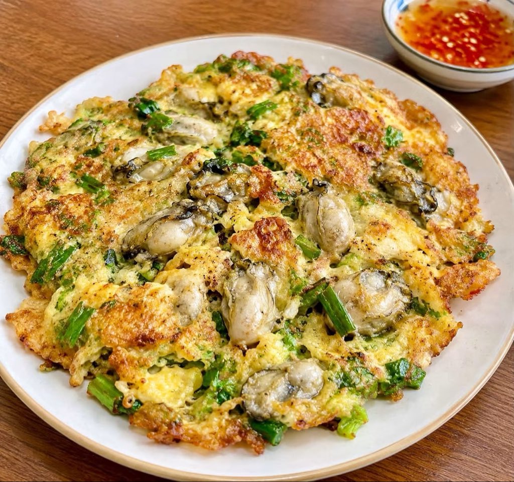 vuver01's tweet photo. Có ai biết món này không ạ. Là hàu nấu cùng trứng đó ạ. Tưởng không ngon mà hoá ra ngon không tưởng, mọi người có thể thử, ngon lắm ạ https://t.co/dryhlmiS8k
