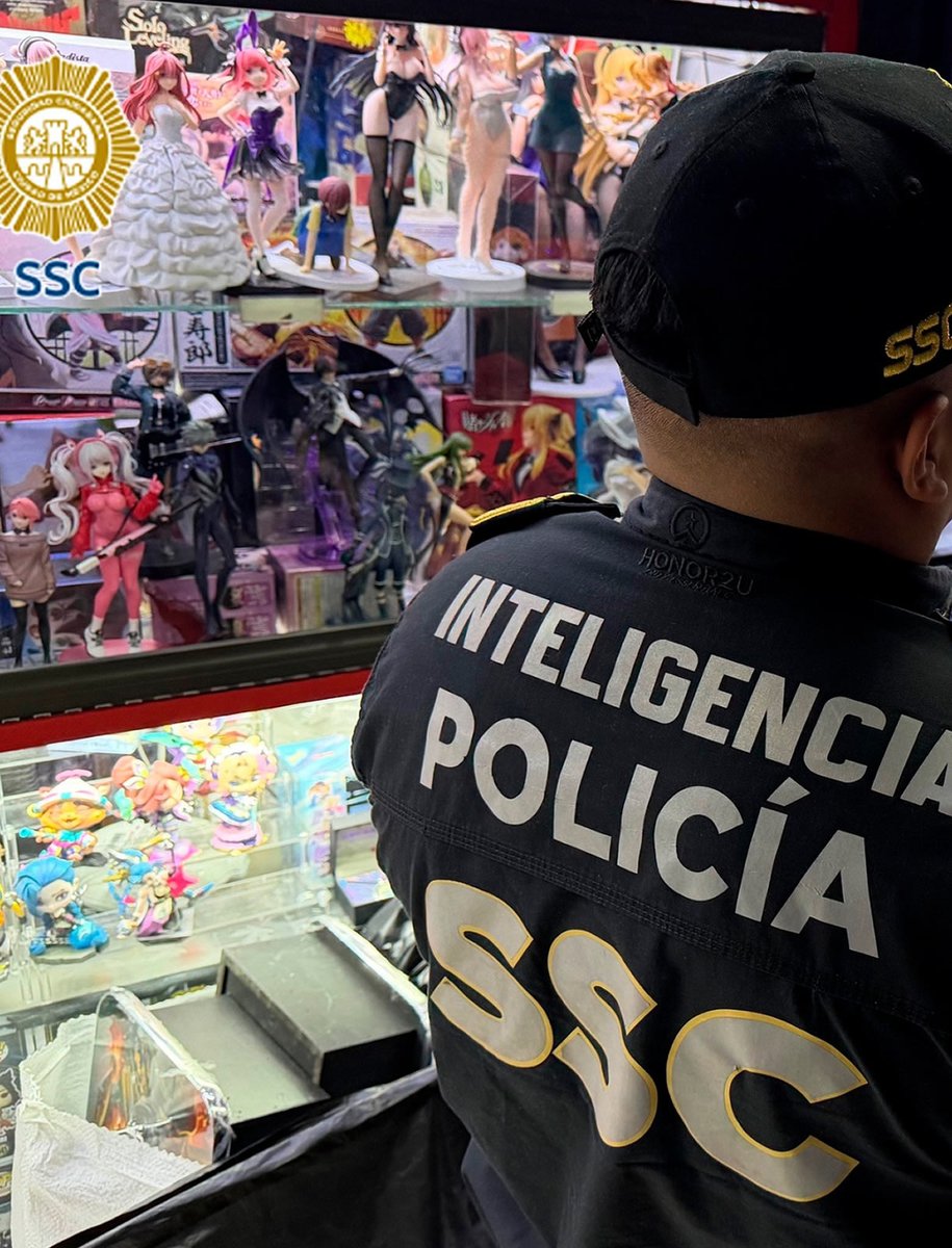 animetrends's tweet photo. En México, la Marina y otras autoridades irrumpieron de sorpresa en la Friki Plaza, uno de los puntos más conocidos por los fans de anime y videojuegos del país, y decomisaron cientos de artículos otakus de dudosa procedencia.

La redada cubrió quince locales y se llevó 477 figuras, consolas y videojuegos. Las autoridades valuaron el cargamento en un millón 264 mil pesos, unos sesenta y tres mil dólares.

La comunidad se partió entre quienes aplauden el golpe a la piratería y quienes no entienden un despliegue militar por plástico falsificado.