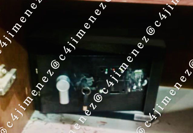 c4jimenez's tweet photo. DETIENEN a EMPLEADO de COCINA, ABRIENDO 2 CAJAS FUERTES del @PRI_Nacional
Es Moisés García
Seguridad del PRI lo encontró en el 7º piso de las oficinas de @alitomorenoc 
Estaba abriendo a golpes y sacando $ de estas cajas fuertes. 
Agentes de @SSC_CDMX lo llevaron a @FiscaliaCDMX https://t.co/PlNPrzPzrd