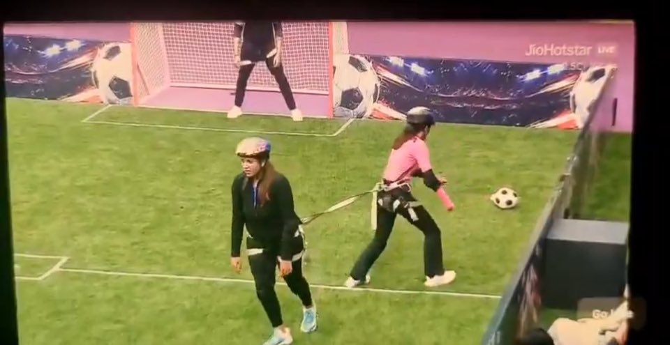 Jaamoonn's tweet photo. Ganavi is playing with the his pet 🔥😂

#BBK13 https://t.co/hbiaslKRsm