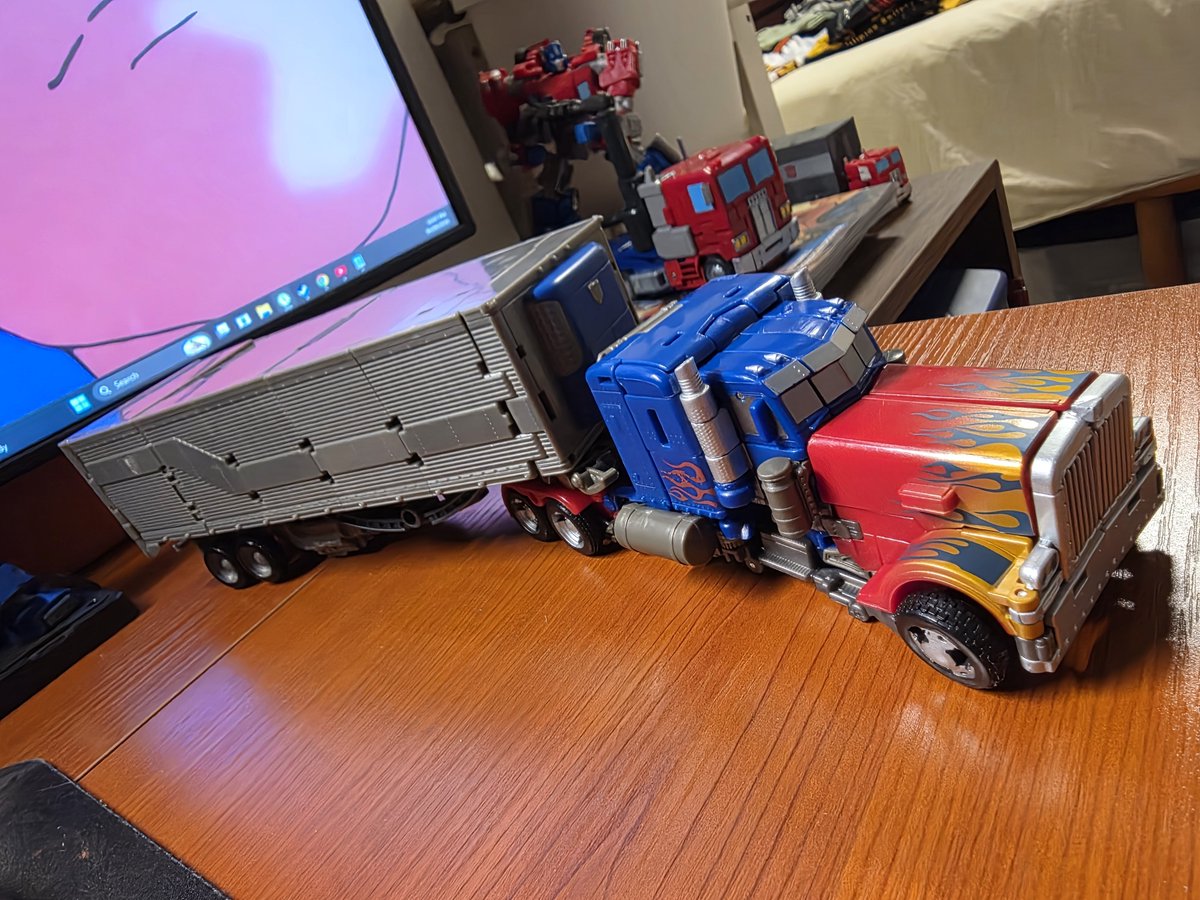 alexanderluis's tweet photo. What a beast of an alt mode, such a fun figure. https://t.co/LK61L2jkGU