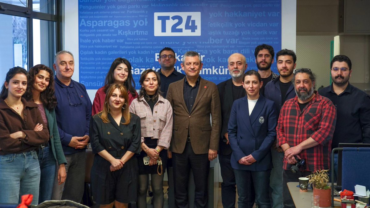 t24comtr_'s tweet photo. 🔴 Özgür Özel'den T24'ün kapatılmasına tepki: 

📌 Anayasasında, “Basın hürdür, sansür edilemez” yazan bir ülkede, milyonların haber aldığı bir yayın kuruluşunun kapısına bir sulh ceza mahkemesi kararıyla, sudan sebeplerle kilit vuruluyor. 

📌 Önce T24’ü günlerce hedef gösterdiler. Ardından ülkemizi bir kez daha utandıran bu karara imza attılar. Böyle devlet yönetilmez. Bu yanlıştan bir an önce dönülmelidir. Biz, bu baskıya, bu otoriter anlayışa hiçbir zaman teslim olmadık, bundan sonra da olmayacağız.

https://t.co/u4Q0vTdjRq