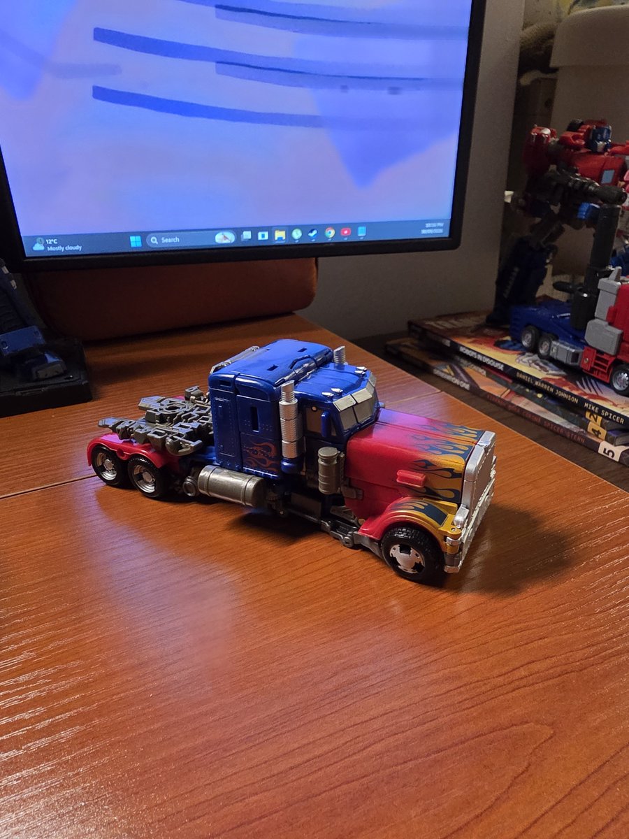 alexanderluis's tweet photo. What a beast of an alt mode, such a fun figure. https://t.co/LK61L2jkGU