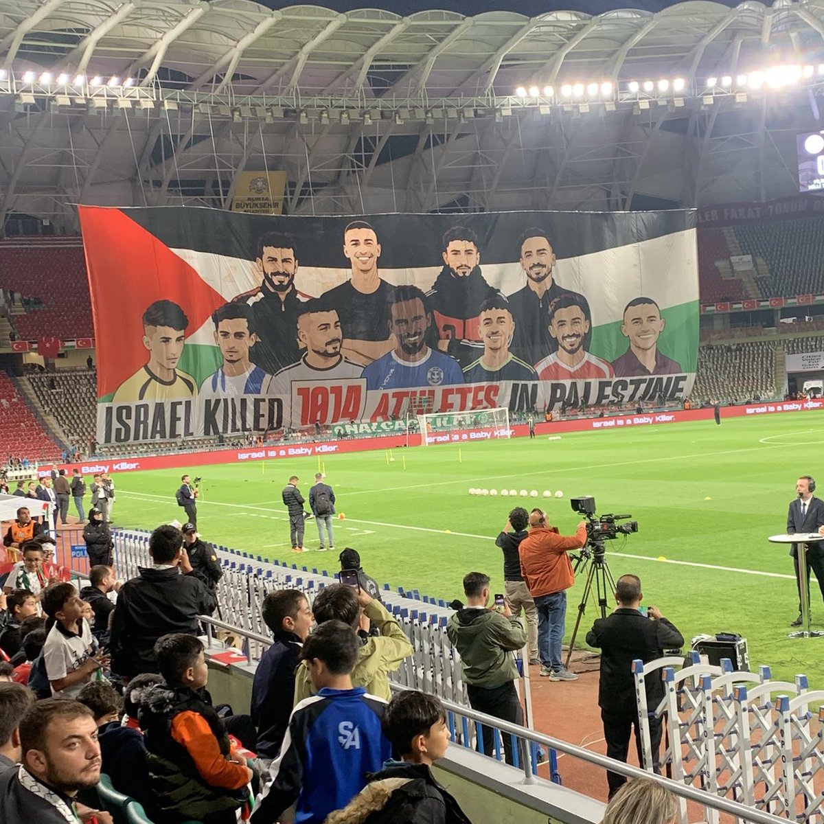 ConflictTR's tweet photo. Konyaspor - Filistin dostluk maçında yapılan kareografiden görüntüler:

İsrail, Filistin'de 1014 sporcuyu öldürdü. https://t.co/yhkXvyrK0F