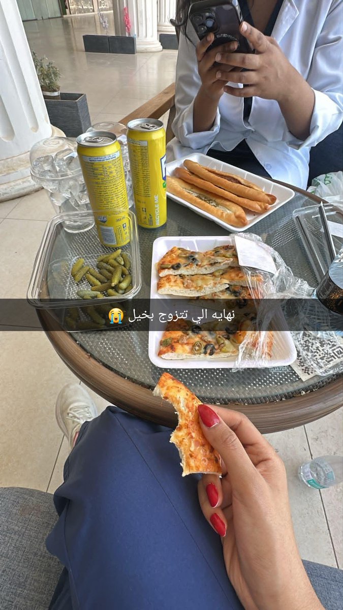 almost0301865's tweet photo. نهاية اللي تتزوج بخيل... يفضل يجلس جيعان لين الساعة 2 الظهر ولا يطلع من جيبه ريال للمطعم https://t.co/DhR8GBCM6p