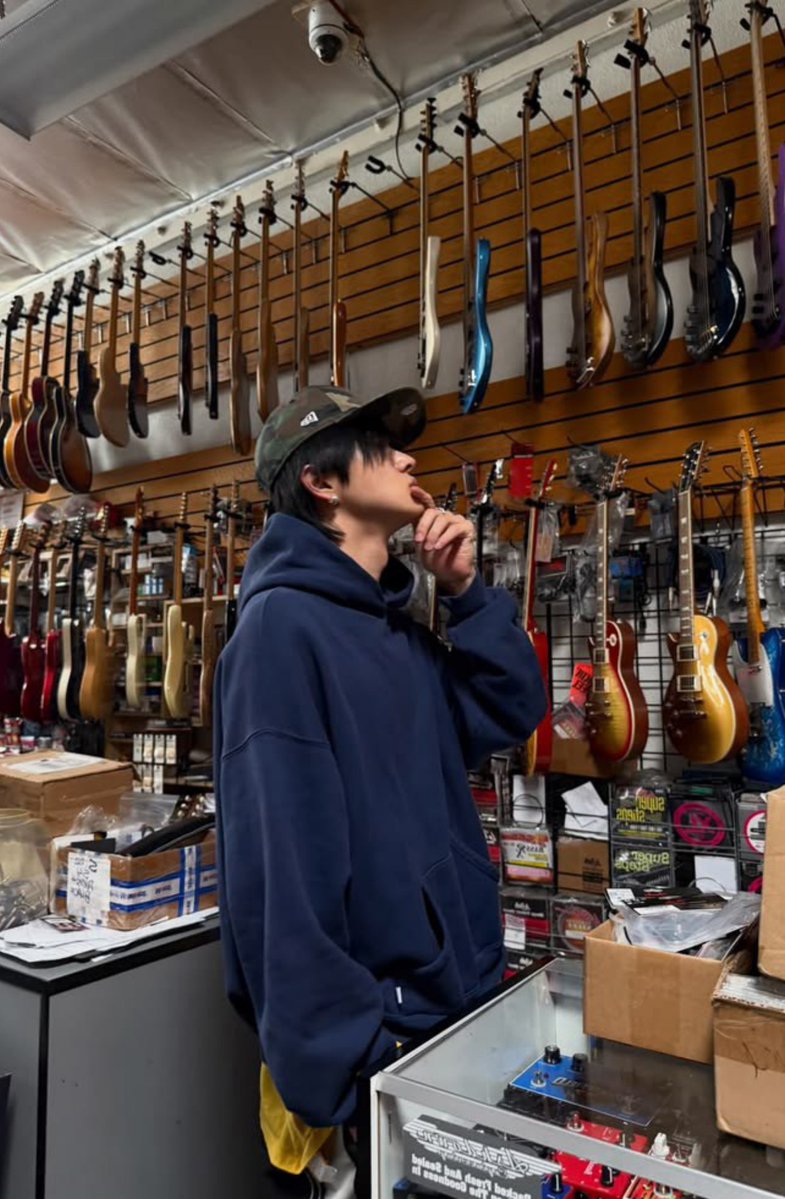 dearwonxin's tweet photo. my favorite guitarist, his favorite singer 🎸

#ALLYZSELCADAY #AZSD #ALLYZ #ALPHADRIVEONE #ALD1 #이리오 #LEELEO @ALD1_official @_leo0o0o https://t.co/mCDRnGRm3z