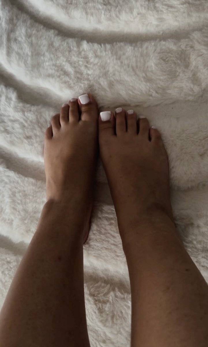 le33103's tweet photo. J'ai refait ma manucure aujourd'hui, vous en dites quoi ? 🥰

#FeetPictures #feet #pied #feetfetısh https://t.co/X3w8iQHbLt