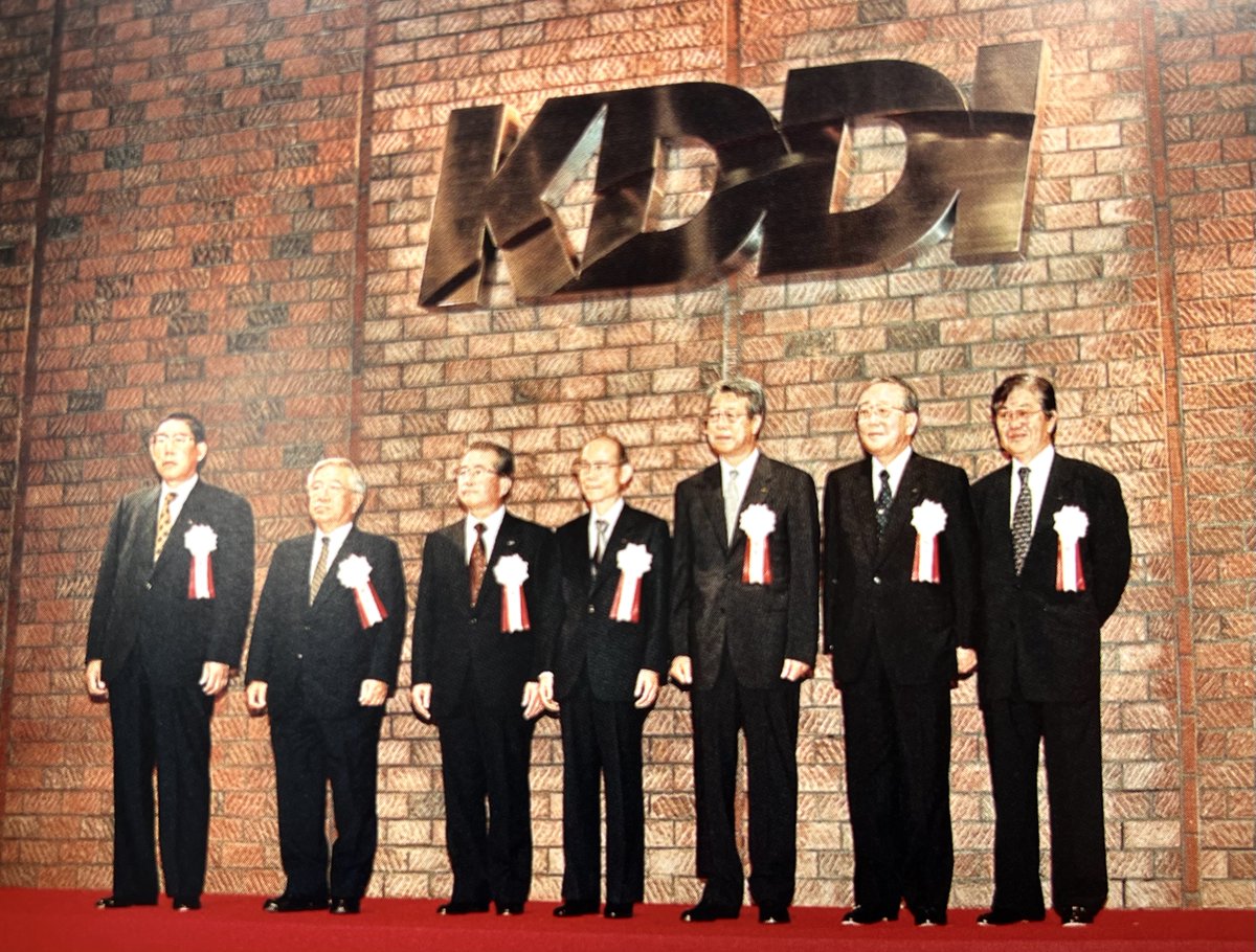 official_kddi's tweet photo. 【本日10月1日は #KDDI 発足の日🎂】

2000年の今日、国内通信の「DDI」、国際通信の「KDD」、移動通信の「IDO」の3社が合併し、日本の通信の未来を切り拓くために「KDDI（当時は株式会社ディーディーアイ）」が発足しました。

日本の通信の「あたりまえ」を変えたこの合併から、KDDIの挑戦は始まりました。