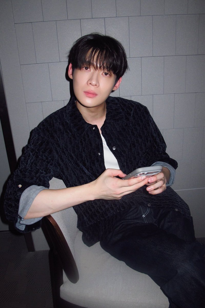 endywkys's tweet photo. An actor and a warm boy 🍀🩵

KIM YOON SIK PARIS FASHION WEEK

#KIMYOONSIKPFWSS27
#YOONSIKINPARIS https://t.co/ssTL7JXRls