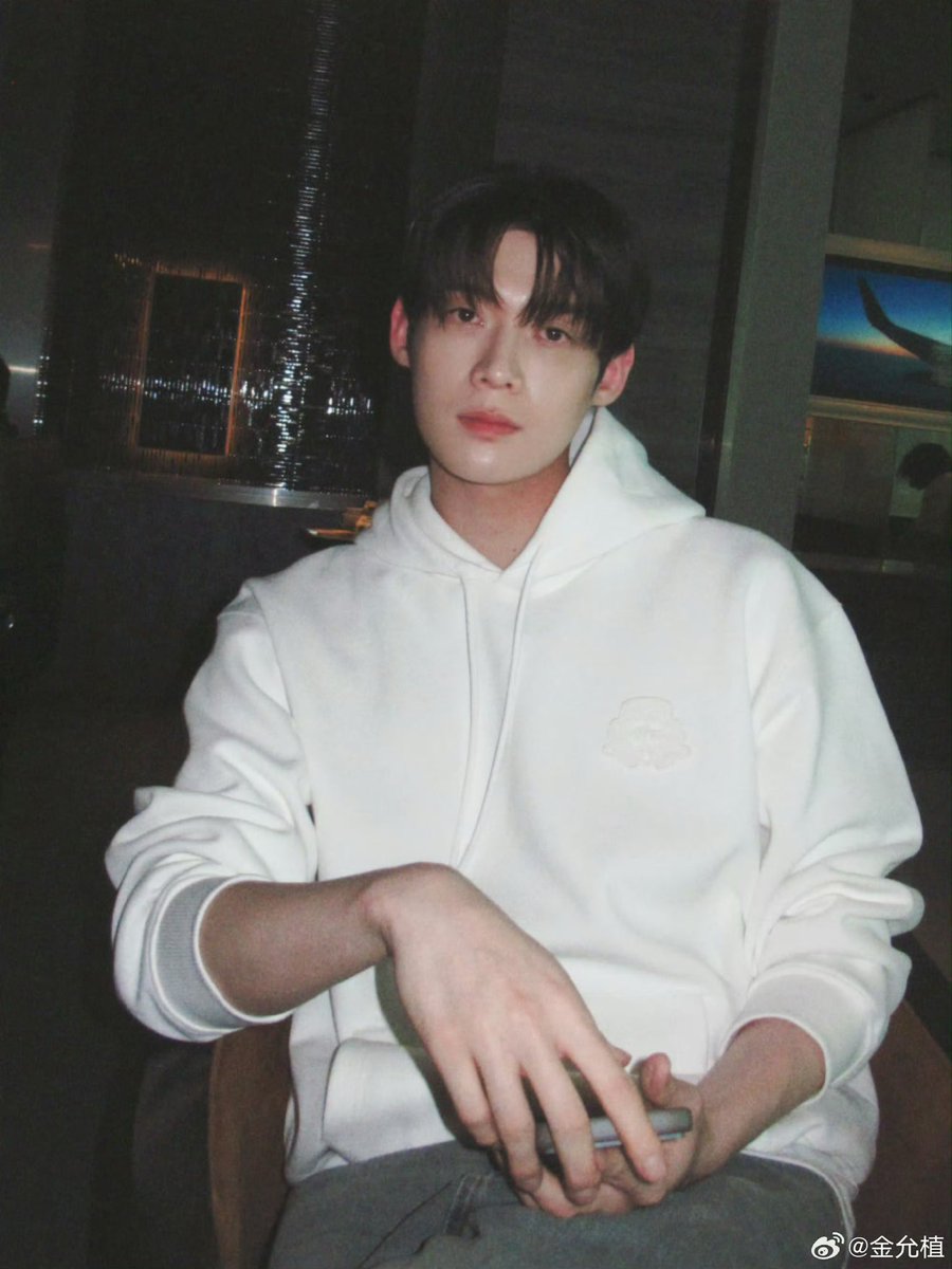 starlight_Sik's tweet photo. First Paris moments, first memories, and hopefully many more to come. Kim Yoonsik has officially stepped into his Paris chapter. 𐔌՞ ܸ.ˬ.ܸ՞𐦯

KIM YOON SIK PARIS FASHION WEEK

#KIMYOONSIKPFWSS27
#YOONSIKINPARIS https://t.co/Pmu2brnvWY