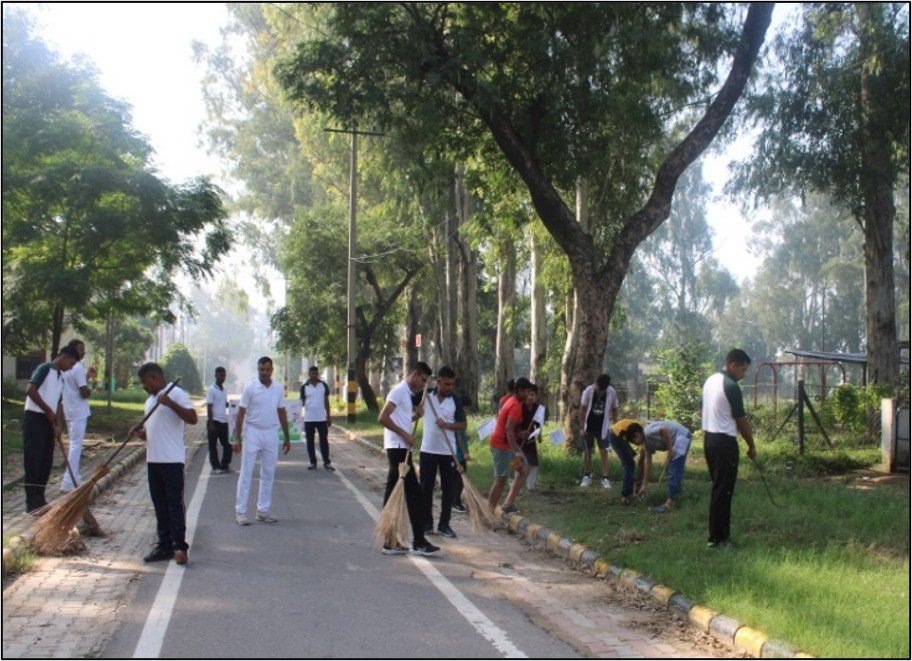 westerncomd_IA's tweet photo. स्वच्छता में सहभाग | Swachh Bharat, Viksit Bharat 🇮🇳
Under #SwachhataHiSeva2026, personnel at #Dappar translated commitment into action through cleanliness drives, tree plantation, awareness initiatives and community participation, contributing towards cleaner surroundings and a greener, healthier environment.
Every clean space. Every planted sapling. Every responsible action - a step towards Swachh Bharat. The #IndianArmy remains committed to fostering environmental responsibility, sustainable practices and Jan Bhagidari, contributing to a cleaner, greener and stronger Nation.
Clean Today. Green Tomorrow. Stronger Together.
#SwachhBharat
#NationFirst
#CleanAndGreen
#SHS2026
#SpecialCampaign6
@adgpi
@SpokespersonMoD
@prodefencechan1
@prodefencejammu
@SwachhBharatGov
@SwachhBharat
@MoHUA_India
@MoJSDDWS