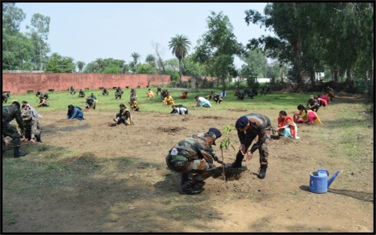 westerncomd_IA's tweet photo. स्वच्छता में सहभाग | Swachh Bharat, Viksit Bharat 🇮🇳
Under #SwachhataHiSeva2026, personnel at #Dappar translated commitment into action through cleanliness drives, tree plantation, awareness initiatives and community participation, contributing towards cleaner surroundings and a greener, healthier environment.
Every clean space. Every planted sapling. Every responsible action - a step towards Swachh Bharat. The #IndianArmy remains committed to fostering environmental responsibility, sustainable practices and Jan Bhagidari, contributing to a cleaner, greener and stronger Nation.
Clean Today. Green Tomorrow. Stronger Together.
#SwachhBharat
#NationFirst
#CleanAndGreen
#SHS2026
#SpecialCampaign6
@adgpi
@SpokespersonMoD
@prodefencechan1
@prodefencejammu
@SwachhBharatGov
@SwachhBharat
@MoHUA_India
@MoJSDDWS