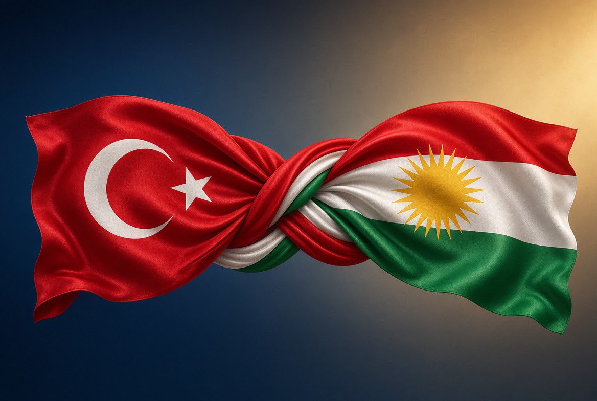 Chapocicero's tweet photo. Güney Kürdistan’ın bağımsızlığının tanınması, bölgesel istikrar ve güç dengesi açısından kaçınılmaz bir adımdır. Türkiye’nin Kürdistan’ın bağımsızlığını desteklemesi, yalnızca komşu bir halkın egemenlik hakkına saygı değil; aynı zamanda Türkiye’nin hem içeride hem de kendi sınırlarının ötesinde ileri karakol ve ön cephe niteliğinde stratejik bir derinliğe sahip olması anlamına gelir.
Bölgesel bir güç olmak isteniyorsa, Türkler ve Kürtler bağımsız egemenlik temelinde stratejik bir güç birliği tesis etmek durumundadır. Bu birliğin güvenlik boyutunda, Amerika Birleşik Devletleri’nin Güney Kürdistan’dan çekilmesiyle boşalan askerî üslere ve konumlara Türk devletinin yerleşmesi gerekmektedir. Aksi halde ortaya çıkacak güç boşluğu, bölgeyi dış müdahalelere, istikrarsızlığa ve yeni vesayet ilişkilerine açık hale getirir.
Sınırları sürekli daralan, ambargo ve kuşatma altında tutulan, dış güçlerin taciz, şantaj ve yaptırımlarına maruz kalan bir yapıya mahkûm olunmamalıdır.
Emperyal güçlerin masa başında çizdiği sınırların ve küresel sermayenin belirleyici olduğu bir uluslararası düzende; coğrafyayı paylaşan, tarihsel olarak iç içe yaşamış Türk ve Kürt halklarının egemenlik esasına dayalı iş birliği, dış müdahale ajandalarını boşa çıkarabilecek başlıca bölgesel denge unsurudur.
Bu çerçevede esas alınması gereken ilke şudur: Tam bağımsız Türkiye ve tam bağımsız Kürdistan.