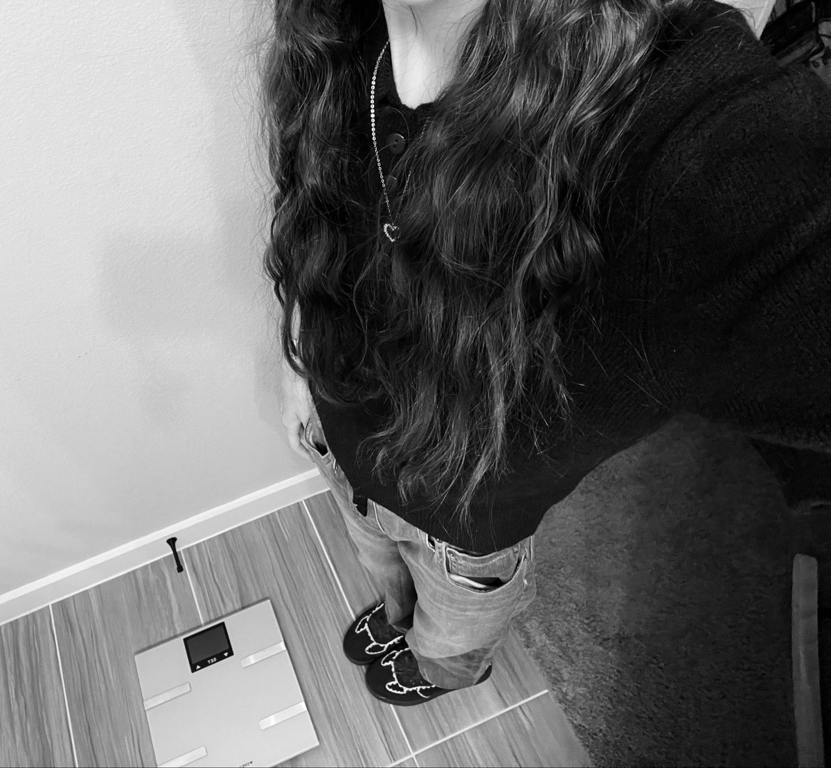 Sacrificialkin's tweet photo. A very small grocery haul and an outfit check:) https://t.co/dF5UAjo27F