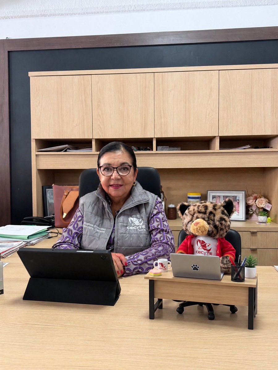 CECyTEPUE's tweet photo. 🐆✨ Cecylio ya está listo para comenzar el día junto a nuestra directora general, Virginia G. Melgarejo.
Con compromiso y nuevas ideas, trabajamos por una educación con más oportunidades para nuestras y nuestros estudiantes, bajo la visión educativa del Gobierno de Puebla. https://t.co/1NPtcVjpgn