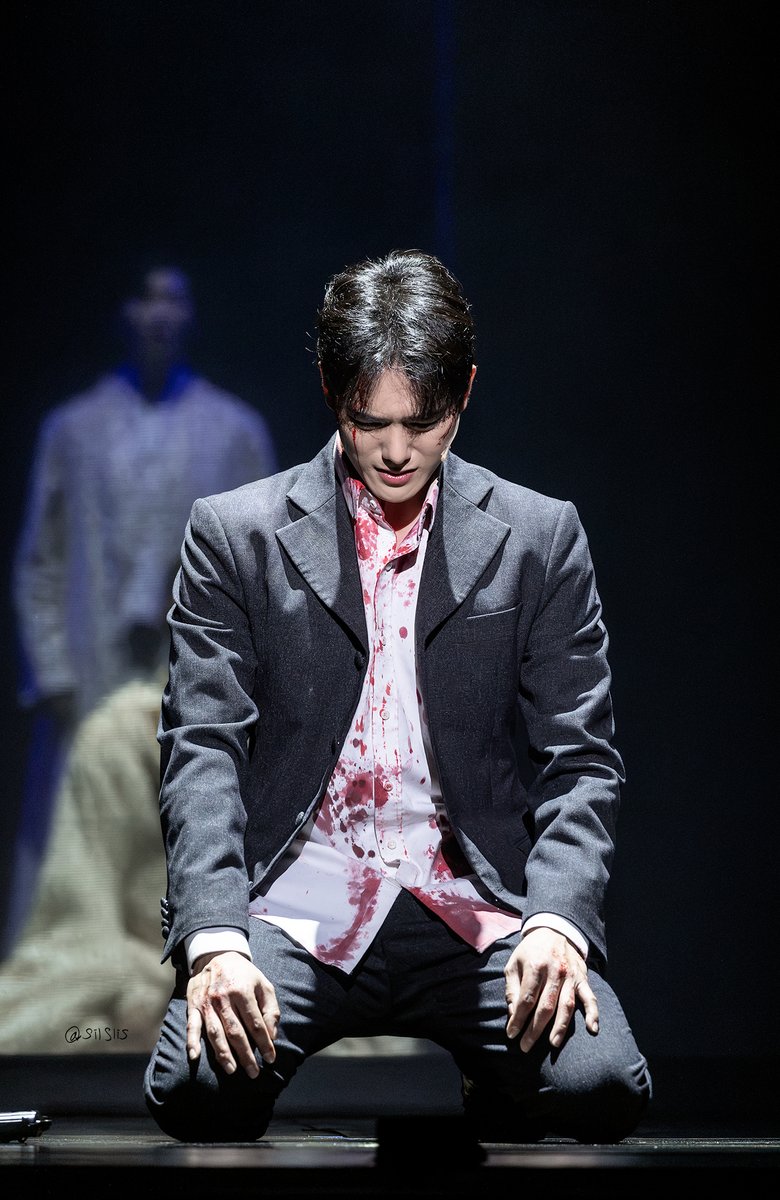 silslis_pic's tweet photo. 2026. 9. 30. 곤 투모로우 스페셜 커튼콜 '조선의 붕괴'
윤소호 한정훈

세상 끝에 몰린 절망
터져버린 붉은 심장
의미 없이 끝난 죽음
부질 없이 끝난 몸부림
마지막 한 서린 통곡

#윤소호 #곤투모로우 https://t.co/cXKIWkN8v5