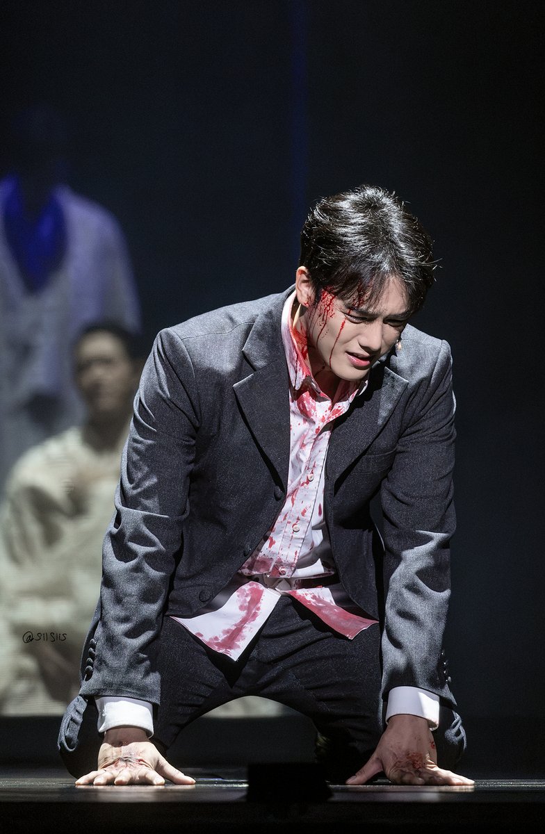 silslis_pic's tweet photo. 2026. 9. 30. 곤 투모로우 스페셜 커튼콜 '조선의 붕괴'
윤소호 한정훈

세상 끝에 몰린 절망
터져버린 붉은 심장
의미 없이 끝난 죽음
부질 없이 끝난 몸부림
마지막 한 서린 통곡

#윤소호 #곤투모로우 https://t.co/cXKIWkN8v5