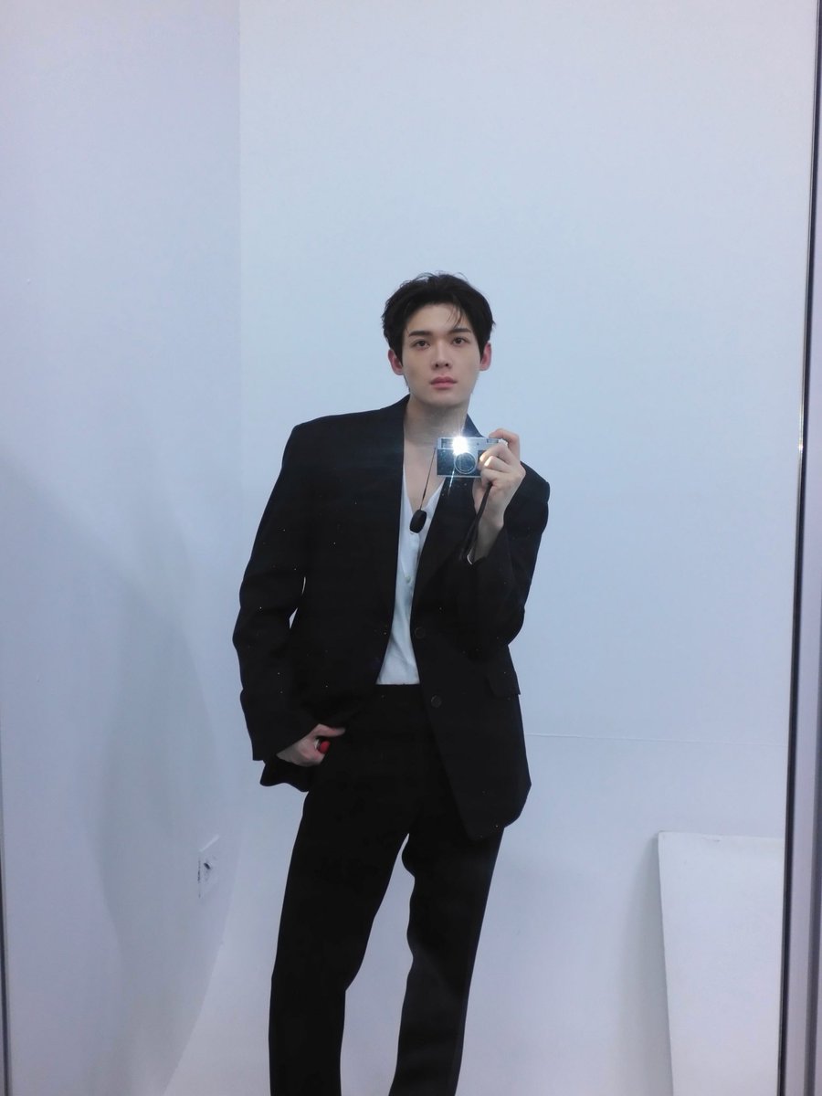 Yutianxixi's tweet photo. Every glimpse of you makes our hearts flutter. We’ll always cheer for you while you explore the beauty of Paris.✨🩵🩵🥰🥰

KIM YOON SIK PARIS FASHION WEEK

#KIMYOONSIKPFWSS27
#YOONSIKINPARIS https://t.co/CLpETGPxck