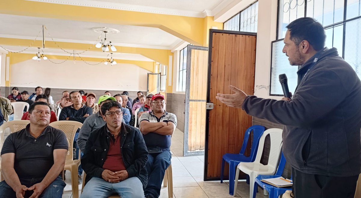 SRIoficialEc's tweet photo. #SRIenCarchi

En el cantón Montúfar, capacitamos a varios transportistas sobre las reformas tributarias en el transporte comercial.

Así impulsamos su cumplimiento fiscal. https://t.co/FcJbuBxeNx