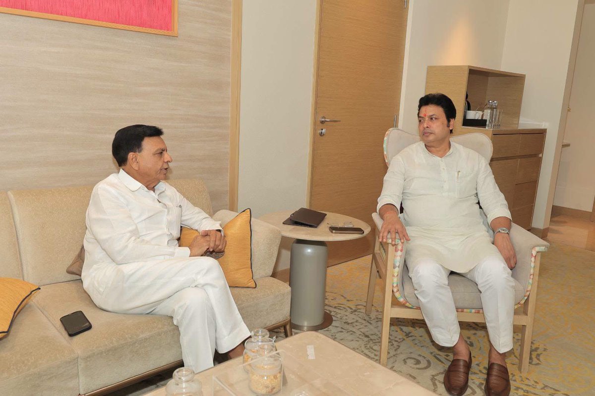 BjpBiplab's tweet photo. मध्य प्रदेश के यशस्वी उपमुख्यमंत्री श्री जगदीश देवड़ा जी, राजेन्द्र शुक्ला जी व प्रदेश के वरिष्ठ भाजपा नेता व मध्य प्रदेश सरकार में कैबिनेट मंत्री श्री कैलाश विजयवर्गीय जी से भोपाल पहुँचने पर मुलाकात हुई। https://t.co/tsNwNlLZ0k
