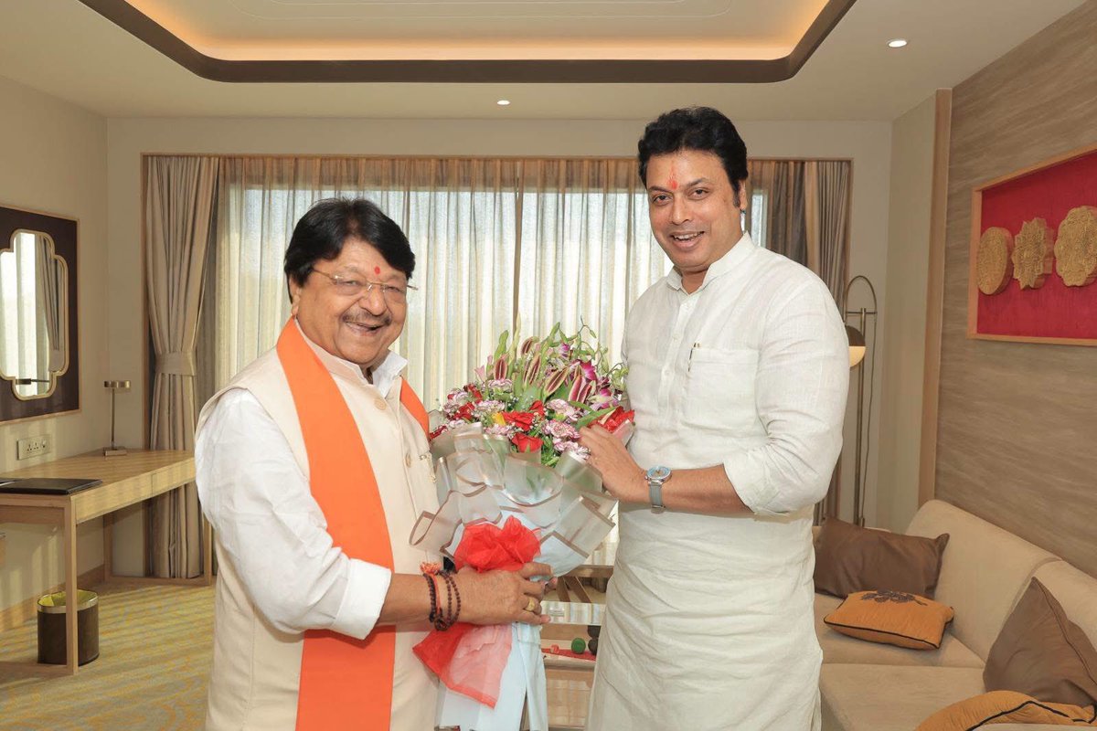 BjpBiplab's tweet photo. मध्य प्रदेश के यशस्वी उपमुख्यमंत्री श्री जगदीश देवड़ा जी, राजेन्द्र शुक्ला जी व प्रदेश के वरिष्ठ भाजपा नेता व मध्य प्रदेश सरकार में कैबिनेट मंत्री श्री कैलाश विजयवर्गीय जी से भोपाल पहुँचने पर मुलाकात हुई। https://t.co/tsNwNlLZ0k